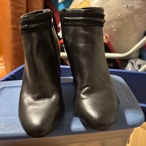 Black Ankle Boots
Text me 475-344-9803